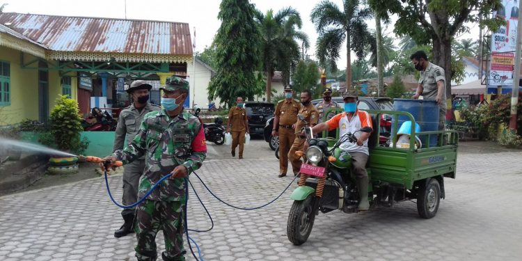 Beberapa Elemen Masyarakat Kompak Dengan Personel Jajaran Kodim 0208/Asahan Semprotkan Disinfektan Ke Tempat Fasilitas Umum