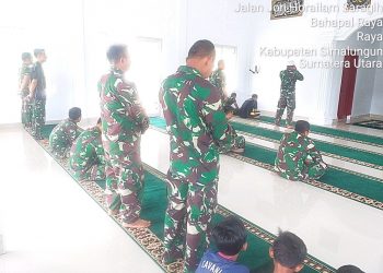 Tingkatkan Keimanan, Personel Babinsa Kodim 0207/Simalungun Melaksanakan Sholat Bersama Warga