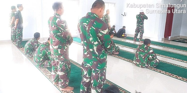 Tingkatkan Keimanan, Personel Babinsa Kodim 0207/Simalungun Melaksanakan Sholat Bersama Warga Tingkatkan Keimanan, Personel Babinsa Kodim 0207/Simalungun Melaksanakan Sholat Bersama Warga