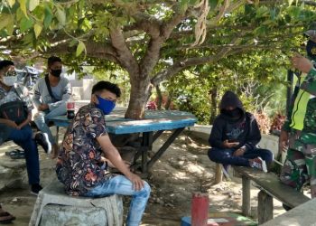 Personel Babinsa Kodim 0207/Simalungun Komsos Salah Satu Sarana Untuk Pencegahan Covid-19