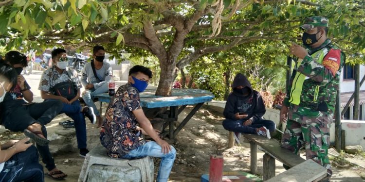 Personel Babinsa Kodim 0207/Simalungun Komsos Salah Satu Sarana Untuk Pencegahan Covid-19 Personel Babinsa Kodim 0207/Simalungun Komsos Salah Satu Sarana Untuk Pencegahan Covid-19
