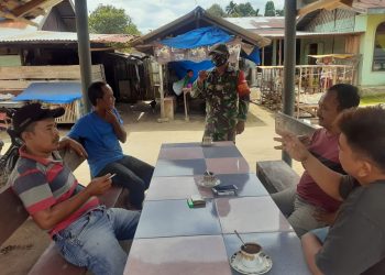 Bersama Perangkat Desa Personel Babinsa Kodim 0207/Simalungun Beri Himbauan Wajib Pakai Masker