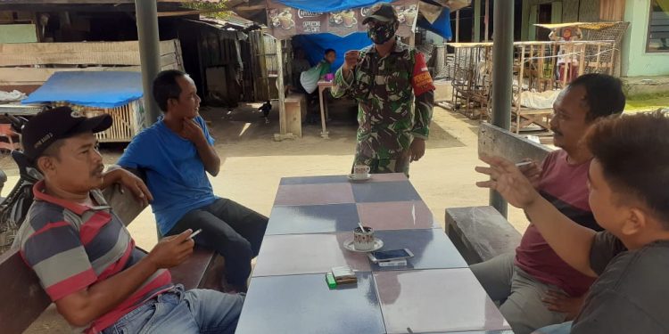 Bersama Perangkat Desa Personel Babinsa Kodim 0207/Simalungun Beri Himbauan Wajib Pakai Masker Bersama Perangkat Desa Personel Babinsa Kodim 0207/Simalungun Beri Himbauan Wajib Pakai Masker