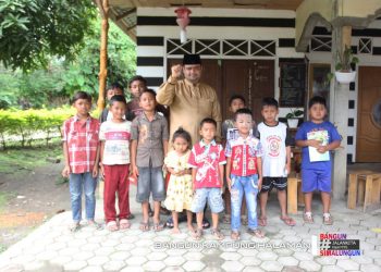 Bang Hasim Ajak Anak-anak Sholat Jumat, Programkan Guru Mengaji di Setiap Masjid