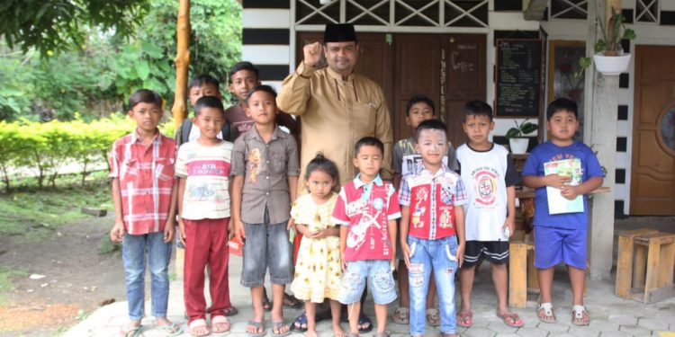 Bang Hasim Ajak Anak-anak Sholat Jumat, Programkan Guru Mengaji di Setiap Masjid