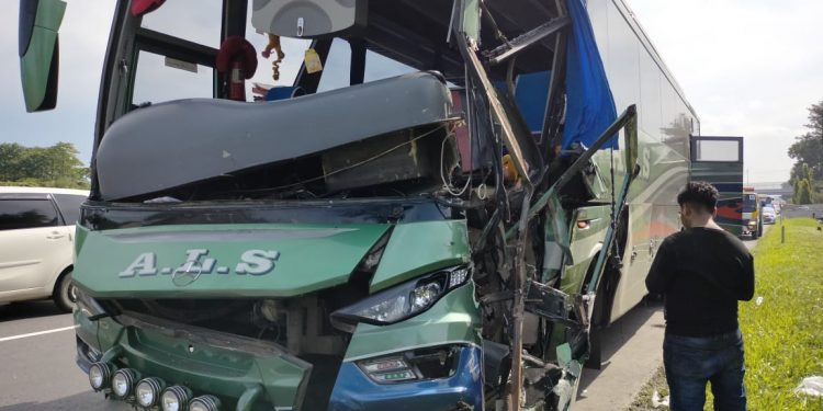 Bus ALS Kecelakaan di Jalan Tol, Seorang Warga Siantar Dilarikan ke Rumah Sakit