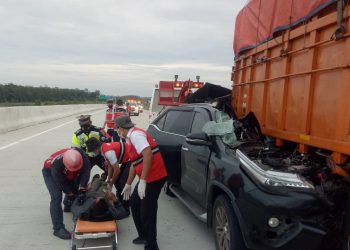 Fortuner Tabrak Truk di Jalan Tol Trans Sumatera, Dua Orang Tewas