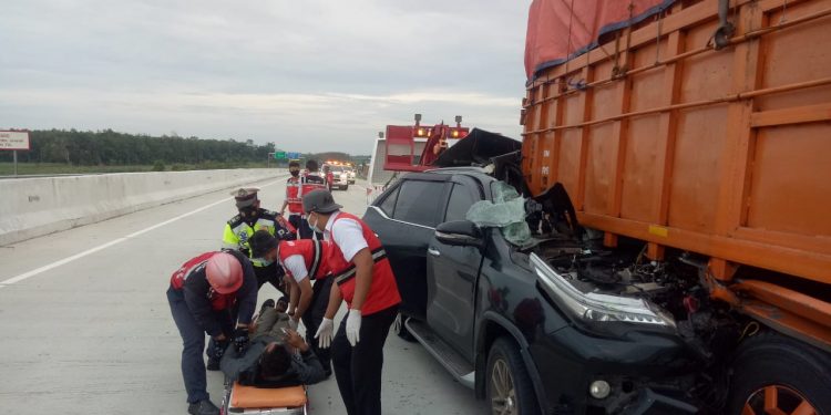 Fortuner Tabrak Truk di Jalan Tol Trans Sumatera, Dua Orang Tewas