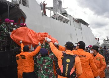 KRI Kurau Temukan Serpihan Pesawat Sriwijaya Air dan Pakaian Anak