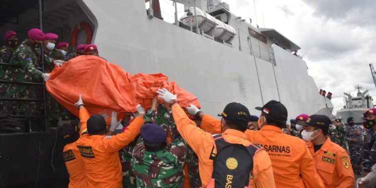 KRI Kurau Temukan Serpihan Pesawat Sriwijaya Air dan Pakaian Anak