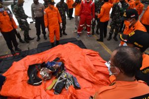 KRI Kurau Temukan Serpihan Pesawat Sriwijaya Air dan Pakaian Anak