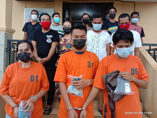 Malam Jumat Polisi Grebek Kost-kosan, 12 Orang Diangkut dari Padang Bulan