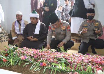 Kapolres Simalungun Didampingi Kapolda Sumut Ikuti Prosesi Pemakaman Ibu Tuan Guru Batak