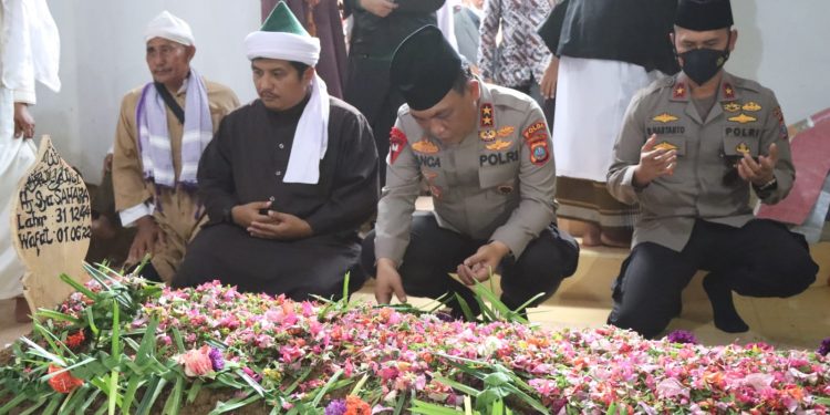 Kapolres Simalungun Didampingi Kapolda Sumut Ikuti Prosesi Pemakaman Ibu Tuan Guru Batak