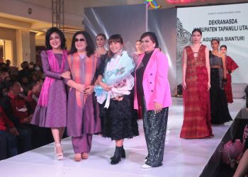 Narasumber di Sumut Fashion Week 2022, Ketua Dekranasda Taput Ajak Kolaborasi Kembangkan Tenun Ulos