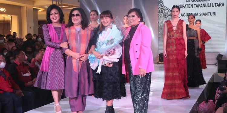 Narasumber di Sumut Fashion Week 2022, Ketua Dekranasda Taput Ajak Kolaborasi Kembangkan Tenun Ulos Narasumber di Sumut Fashion Week 2022, Ketua Dekranasda Taput Ajak Kolaborasi Kembangkan Tenun Ulos