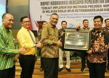 Bupati Simalungun Terima Penghargaan dari BPJS Ketenagakerjaan