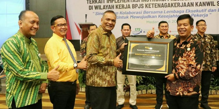 Bupati Simalungun Terima Penghargaan dari BPJS Ketenagakerjaan