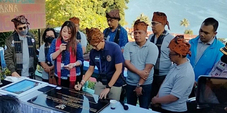 Wakil Bupati Simalungun Dampingi Menparekraf Tinjau Desa Wisata Kampung Warna Warni, Danau Toba