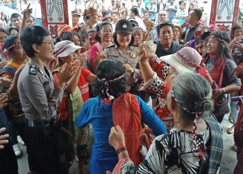 Dua Polwan Cantik Berjoget Bersama Pengunjuk Rasa