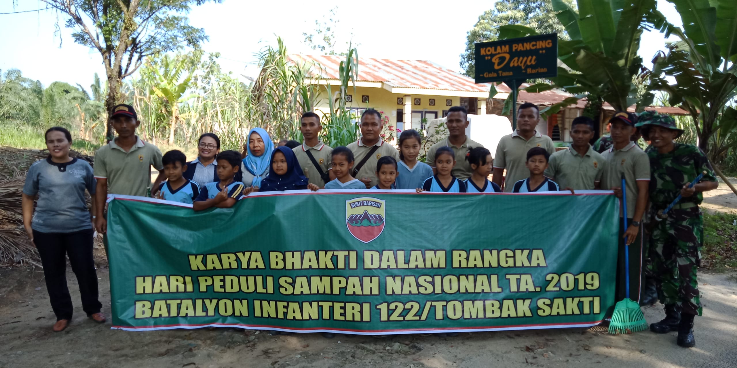 Hari Peduli Sampah Nasional 2019, Yonif 122/Tombak Sakti Ciptakan Lingkungan Sehat