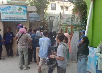 Air Mengucur Dari Batang Pohon di Halaman Mesjid Hebohkan Warga