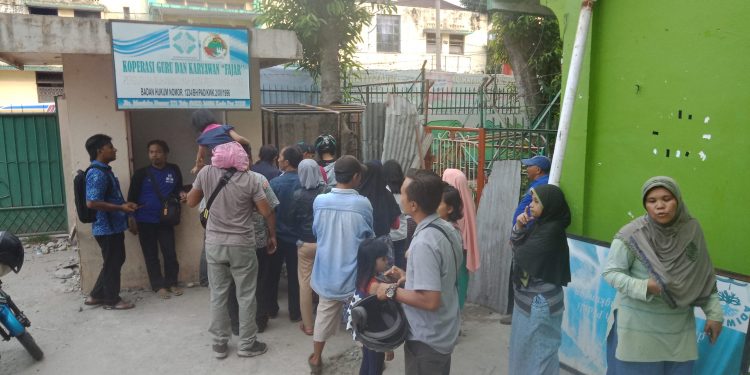 Air Mengucur Dari Batang Pohon di Halaman Mesjid Hebohkan Warga