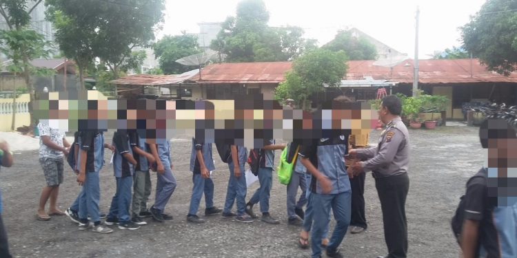 Puluhan Siswa Terjaring Polsek Perdagangan Saat Tawuran Puluhan Siswa Terjaring Polsek Perdagangan Saat Tawuran