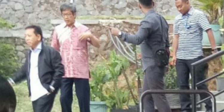 Heboh! Pria diduga Setya Novanto Terciduk Kamera di Rest Area Tol Heboh! Pria diduga Setya Novanto Terciduk Kamera di Rest Area Tol