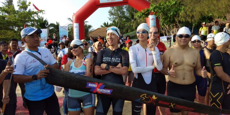 Triatlet Muhammad Taufik, Akhmad Jukardi & Kelly Tandiono Start Renang RHINO X-TRI 2018 Di Tanjung Lesung Triatlet Muhammad Taufik, Akhmad Jukardi & Kelly Tandiono Start Renang RHINO X-TRI 2018 Di Tanjung Lesung