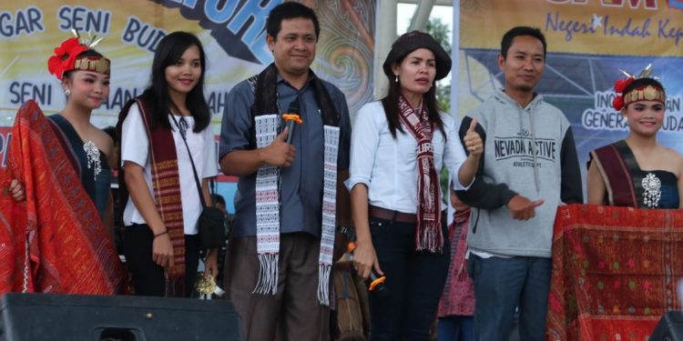Liburan di Samosir, Danau Toba, Wisatawan Dipukau Penampilan Seniman Lokal Liburan di Samosir, Danau Toba, Wisatawan Dipukau Penampilan Seniman Lokal