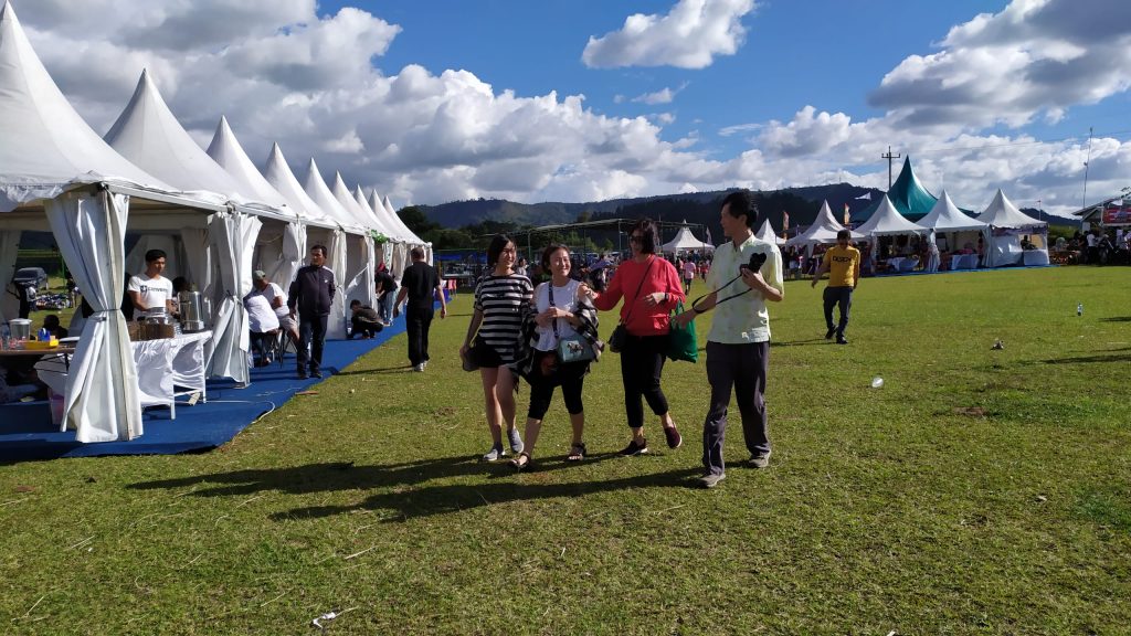 Keindahan Danau Toba dari Bukit Singgolom Pukau Pengunjung TCWMF 2019