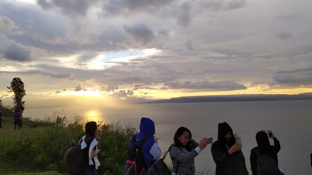 Keindahan Danau Toba dari Bukit Singgolom Pukau Pengunjung TCWMF 2019