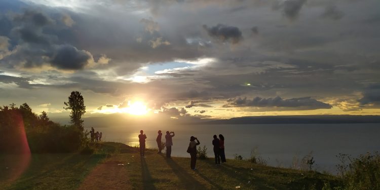 Keindahan Danau Toba dari Bukit Singgolom Pukau Pengunjung TCWMF 2019