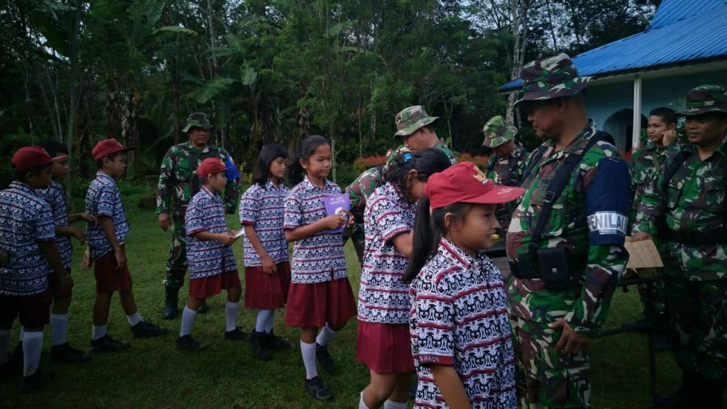 Yonif 122/Tombak Sakti Bagikan Alat Tulis ke Murid SD