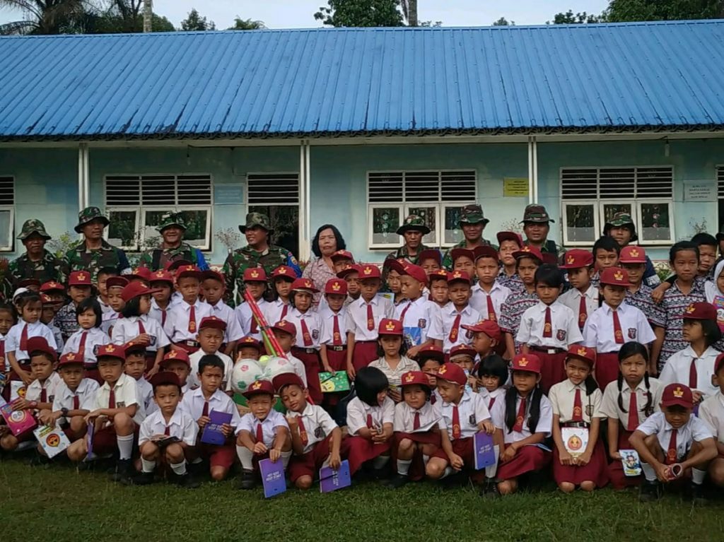 Yonif 122/Tombak Sakti Bagikan Alat Tulis ke Murid SD