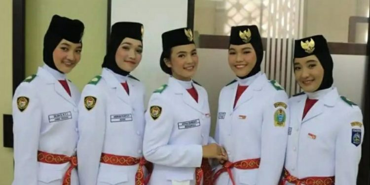 Sylvia Kartika Putri Asal Siantar Masuk 5 Besar Anggota Paskibraka Paling Sering Dilatih Bawa Baki Sylvia Kartika Putri Asal Siantar Masuk 5 Besar Anggota Paskibraka Paling Sering Dilatih Bawa Baki