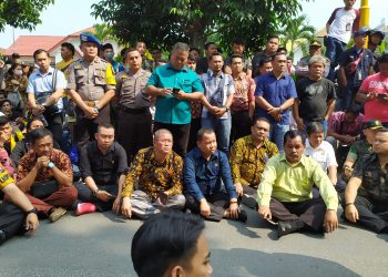 Mahasiswa Siantar Paksa Kapolres, Dandim, Wakil Walikota dan Anggota DPRD Duduk di Jalan