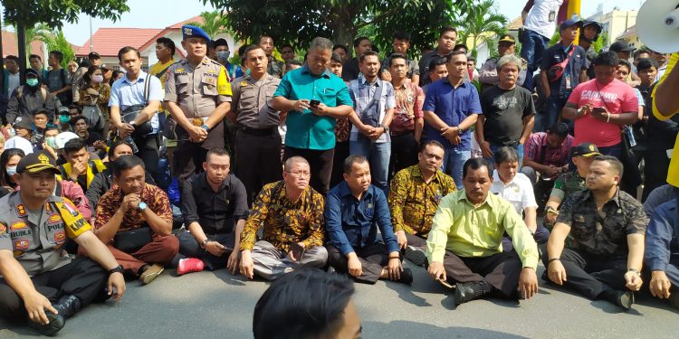 Mahasiswa Siantar Paksa Kapolres, Dandim, Wakil Walikota dan Anggota DPRD Duduk di Jalan