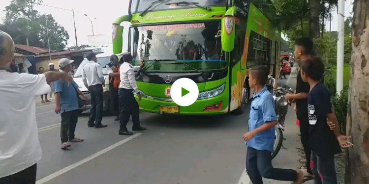 Penumpangnya Terlantar, Pengusaha dan Supir Angkutan Paradep Minta Fasilitas Terminal Tanjung Pinggir Diperbaiki Penumpangnya Terlantar, Pengusaha dan Supir Angkutan Paradep Minta Fasilitas Terminal Tanjung Pinggir Diperbaiki