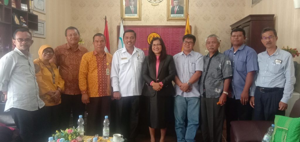 Ket : Wakil Bupati Kabupaten Simalungun Amran Sinaga Foto Bersama Dengan Rektor Universitas Simalungun Dr Corry Purba, Ketua Yayasan Universitas Simalungun, Ir Amsar Saragih Beserta Jajaran Civitas Akademik