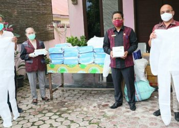 Dukung Penanganan Covid-19 di Taput, Oppung Boru Hombing Serahkan Bantuan APD ke Pemkab
