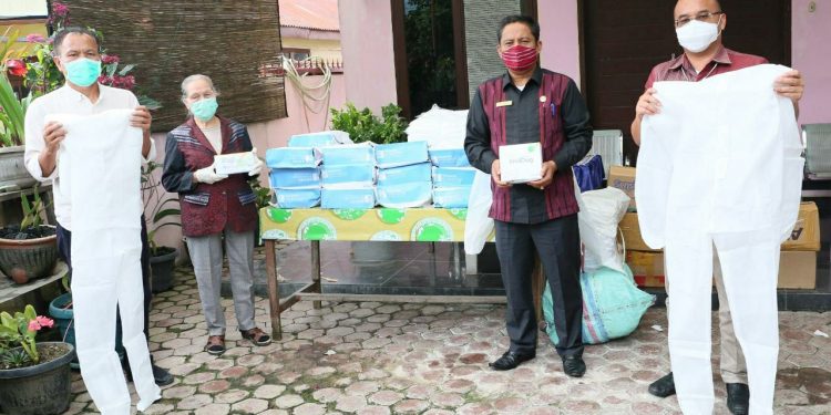 Dukung Penanganan Covid-19 di Taput, Oppung Boru Hombing Serahkan Bantuan APD ke Pemkab