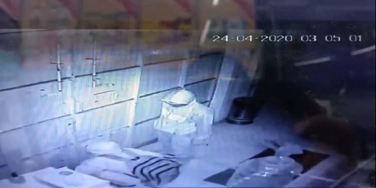 Wah, 2 Orang Pakai APD dan Seorang Rekannya Terekam CCTV Bobol Indomaret