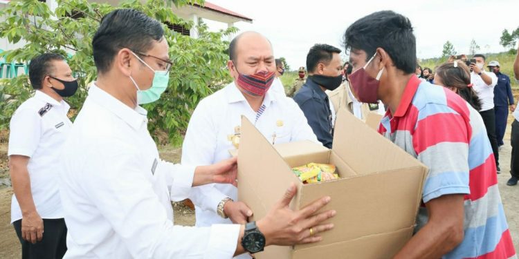 Bupati Taput Launching Bansos Sembako Provsu dan BLT Dana Desa