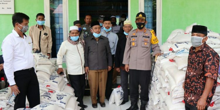 Polres Pakpak Bharat Donasikan 4 Ton Beras untuk Pemuka Agama di Pakpak Bharat Polres Pakpak Bharat Donasikan 4 Ton Beras untuk Pemuka Agama di Pakpak Bharat