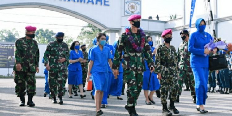 Prajurit Lantamal I Belawan Sambut Komandan Baru Prajurit Lantamal I Belawan Sambut Komandan Baru