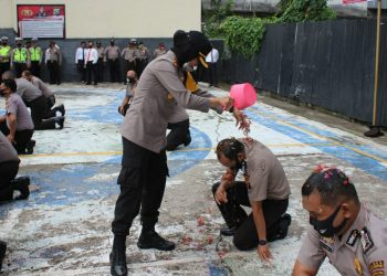 AKBP Juliani Prihartini Pimpin Upacara Korps Raport Kenaikan Pangkat 11 Personil