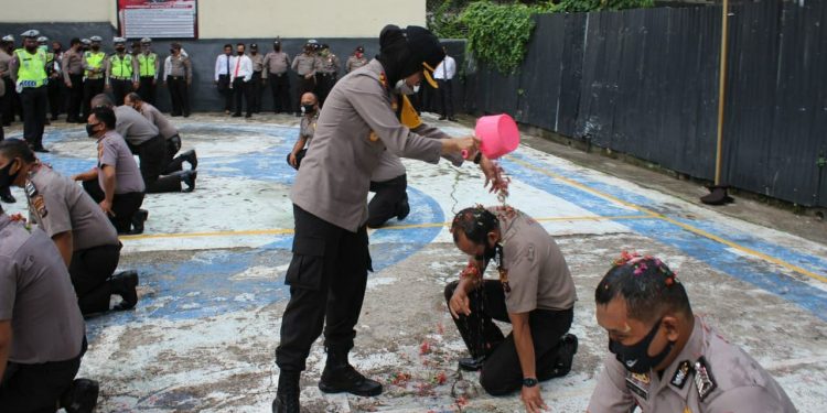 AKBP Juliani Prihartini Pimpin Upacara Korps Raport Kenaikan Pangkat 11 Personil