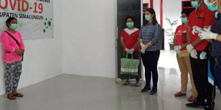 Dokter Elisabeth Pulangkan Elisabeth Silitonga, Pasien Covid-19 yang Sembuh di Parapat Dokter Elisabeth Pulangkan Elisabeth Silitonga, Pasien Covid-19 yang Sembuh di Parapat